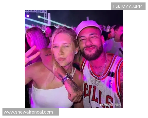 足球明星与豪华游艇的亲密合影展现运动与奢华的完美结合 足球明星与豪华游艇的亲密合影展现运动与奢华的完美结合